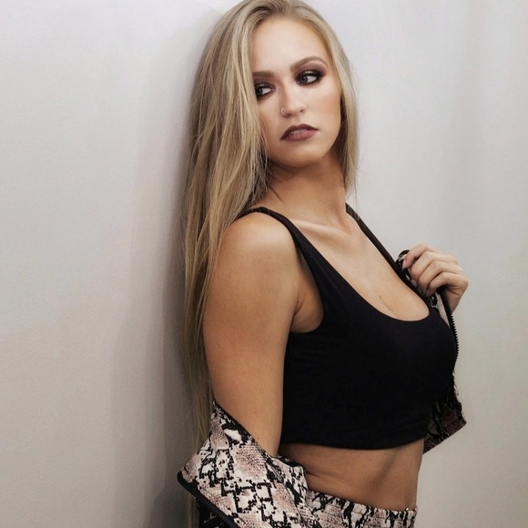 Meet your Posher, Alexis - Picture 1 of 1